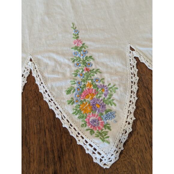 Vintage Hand Embroidered Table Dresser Runner Lace Edge Flowers 39" x 16" - Picture 3 of 8